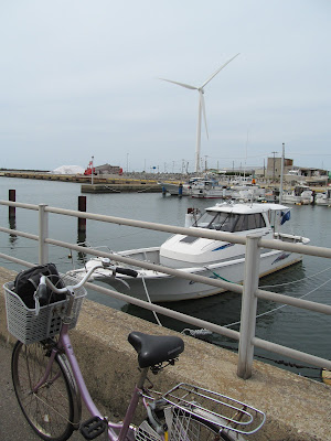 酒田港の風力発電と船と自転車
