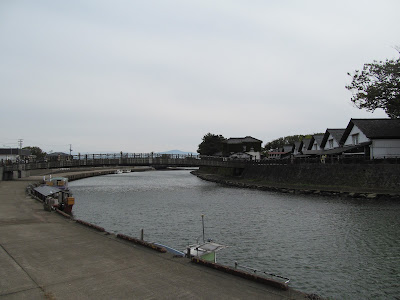 山居倉庫と新井田川