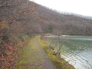 晩秋の潟沼遊歩道