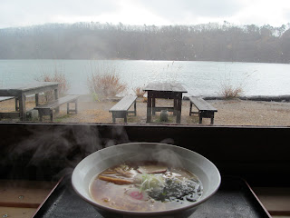 レストハウス窓際の席でラーメン