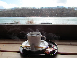 レストハウス窓際の席でホットコーヒー