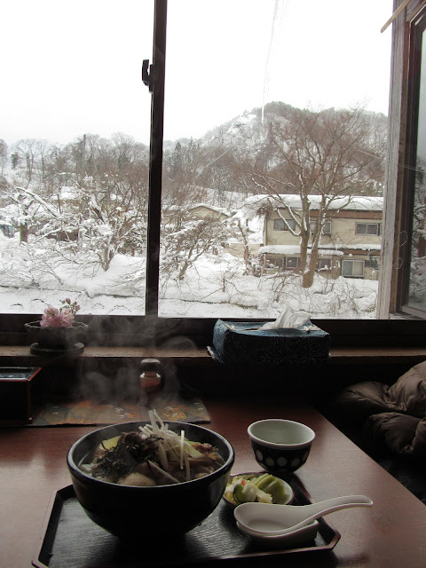 窓際の席で芋煮そば