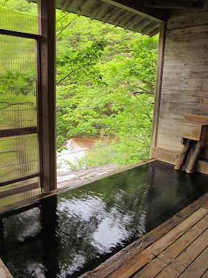 川を見下ろす貸切露天風呂