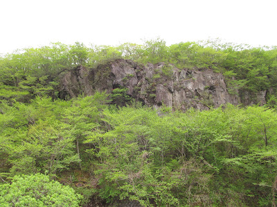 峩々温泉前の崖