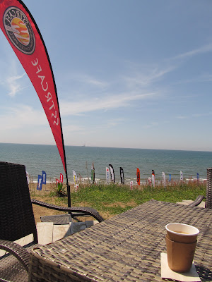 能登千里浜レストハウステラスでコーヒー