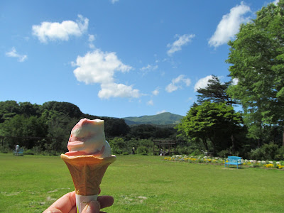 広大な庭でソフトクリームを食べる