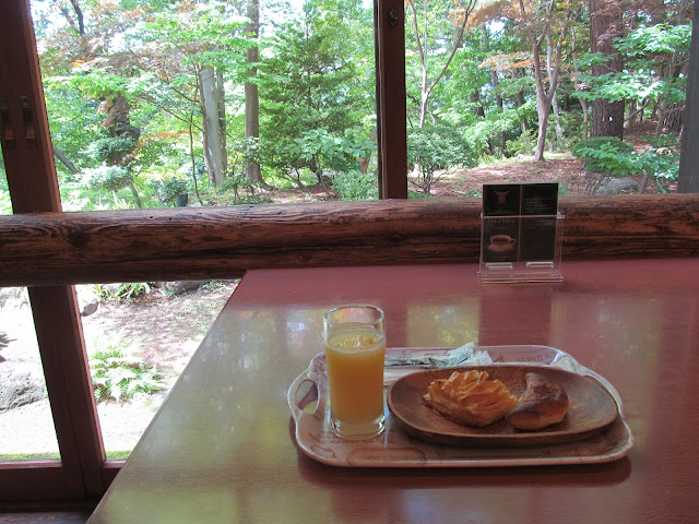 喫茶北の郭窓辺の席