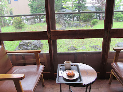 弘前スタバ窓際の席