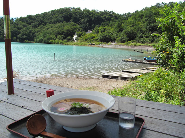 外の席で潟沼ラーメン