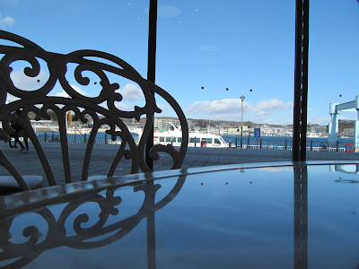 テーブル席の向こうに港