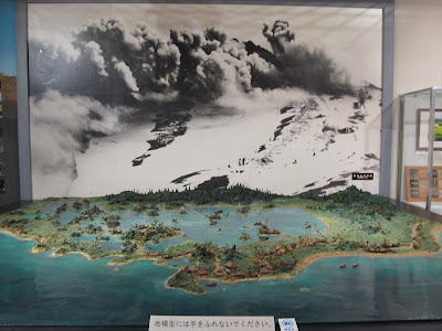 鳥海山噴火写真と九十九島ジオラマ