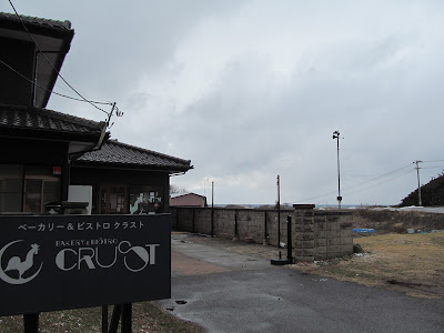 ベーカリー&ビストロ CRUST外観と海