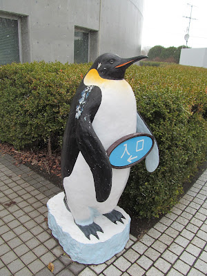 出迎えのペンギン像