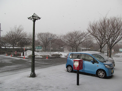 金浦駅前にて空色の車と