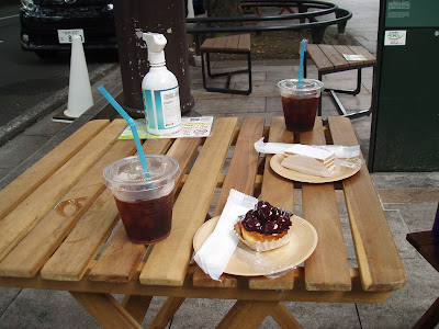 甘座の前のテーブルセット