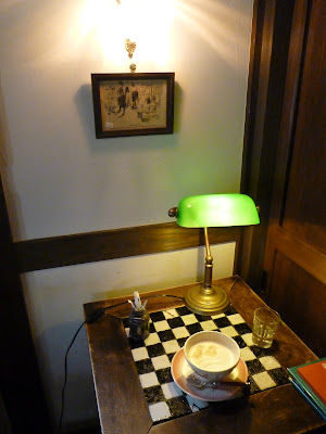 カフェTiTi隅っこの席でカプチーノ