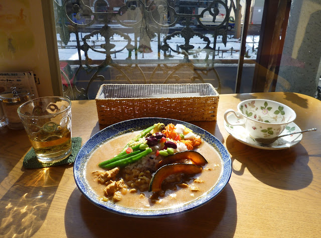 窓辺の席でランチ 窓辺の席でランチ