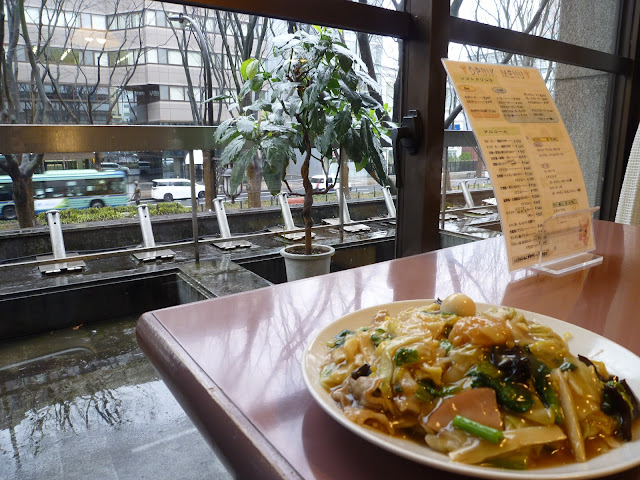 五目焼きそばと窓の風景